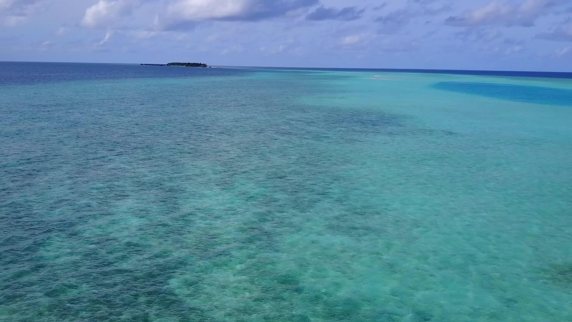 天堂湾海滩时间无人机空中天空从蓝海白沙背景视频的预览图