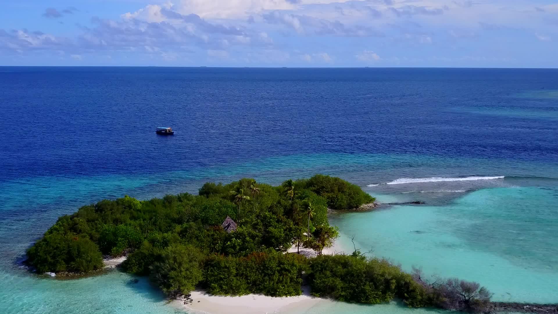 白沙背景蓝海热带海景海滩无人机景观旅游视频的预览图