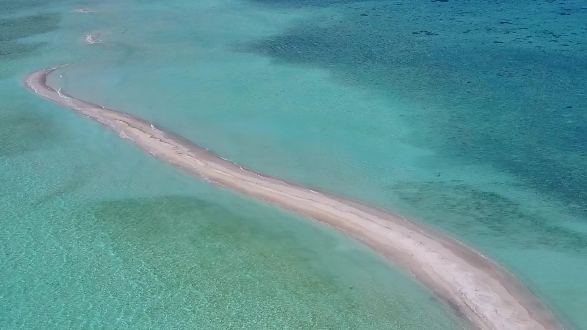 浅海和白色海滩背景的完美海岸海滩时间的空中景观视频的预览图