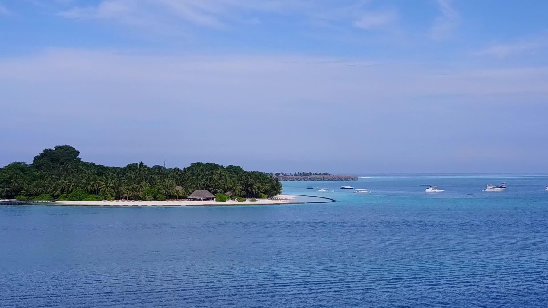 无人驾驶飞机使用蓝水和浅沙背景的蓝水打破海滩海滩视频的预览图