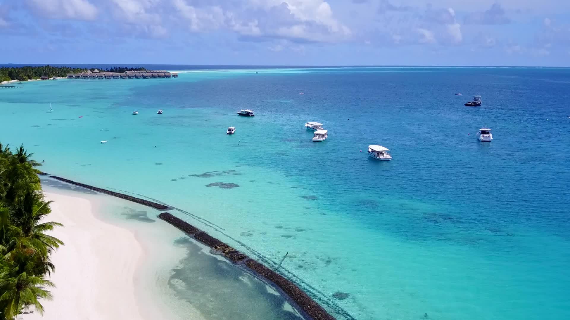 蓝色海滨环礁湖以白色沙滩为背景在海岸海滩之间休息视频的预览图