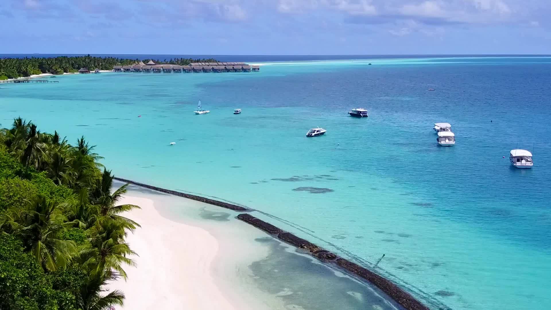 蓝色海浪冒险以白色沙底蓝海为背景视频的预览图