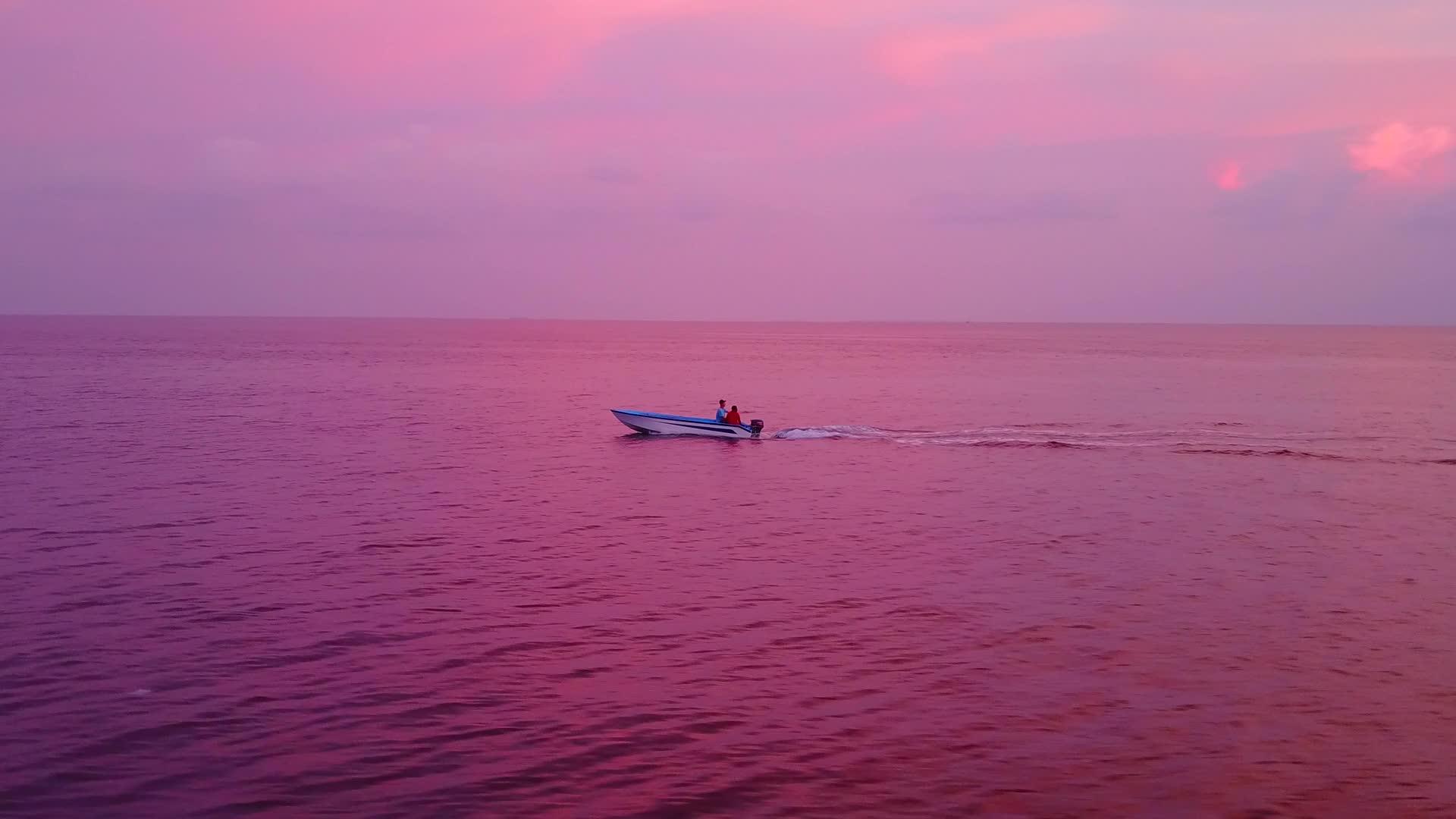 以白沙为背景的深蓝水是完美的海平滩生活方式视频的预览图