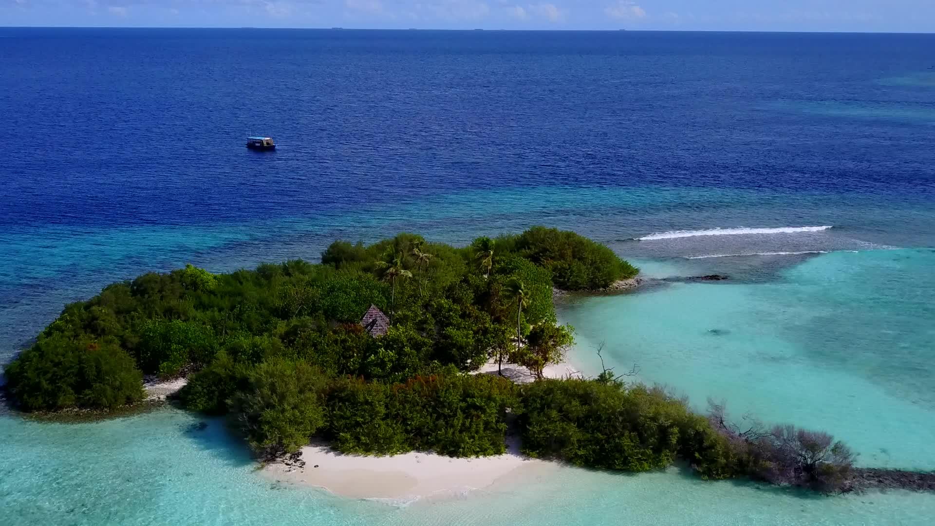 蓝海和白色海滩背景的外国旅游海滩假日空中无人驾驶飞机视频的预览图