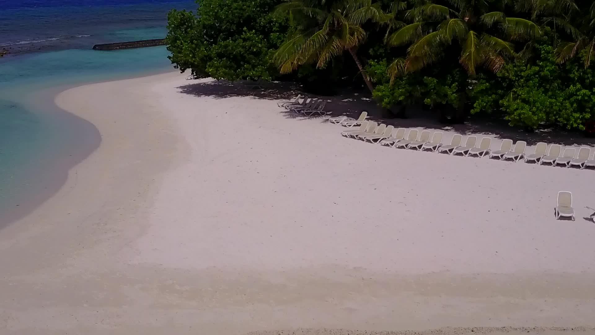 白沙背景蓝绿海宁静旅游海滩度假空中无人机天空视频的预览图