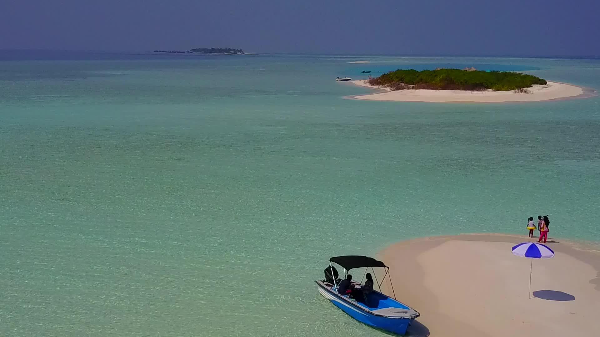美丽的海滩时间通过透明的海面和白色的沙尘背景视频的预览图