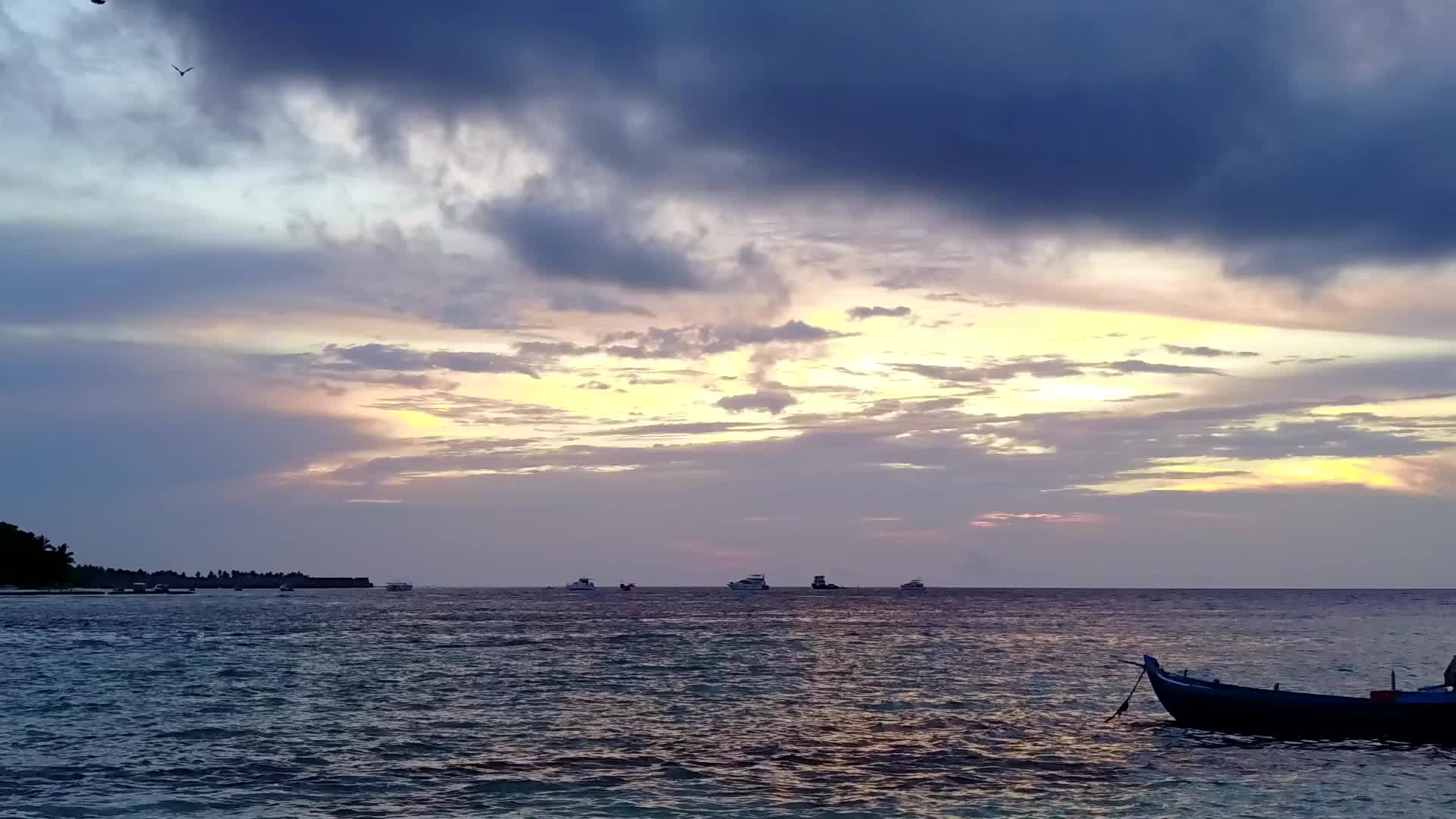 无人驾驶飞机在空中放松度假胜地海滩上的天空由蓝海和蓝海组成视频的预览图