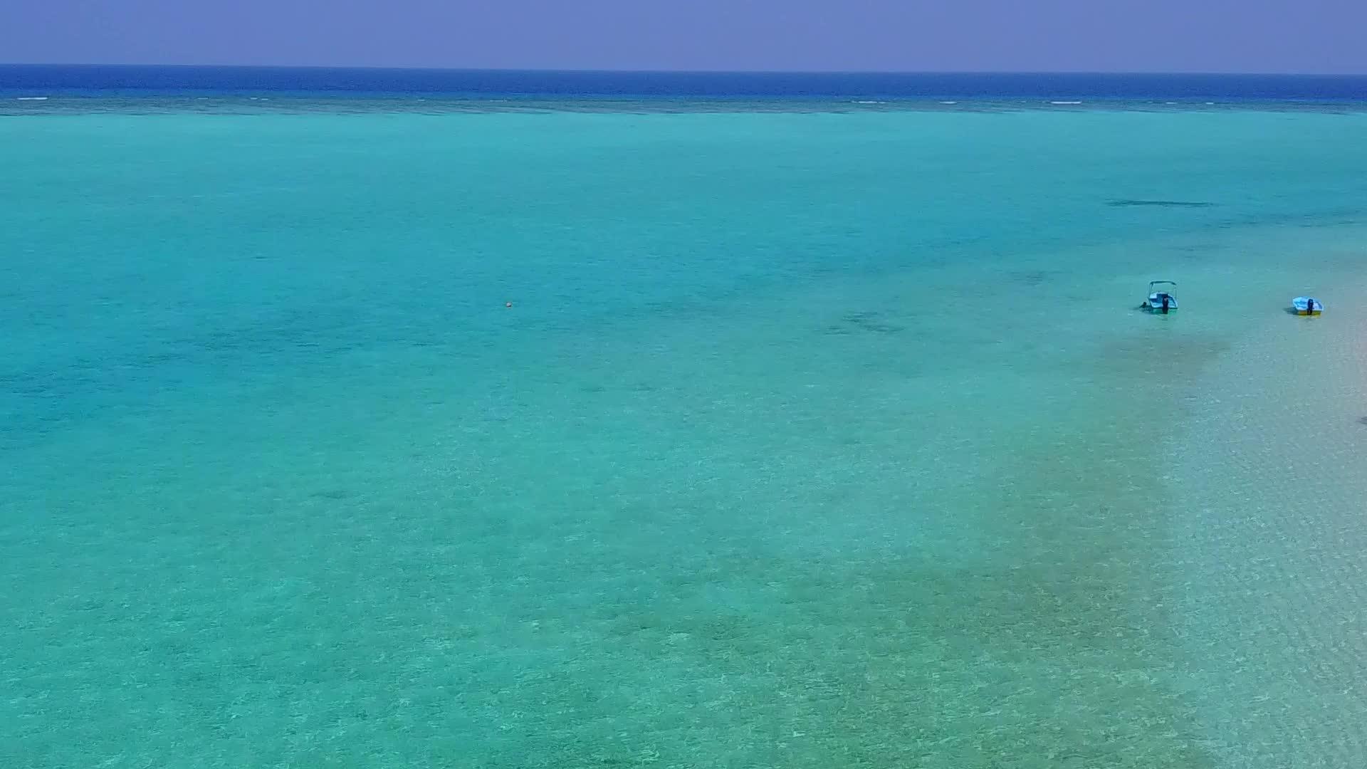 蓝色环礁和白色沙滩背景下的蓝色环礁度假胜地视频的预览图