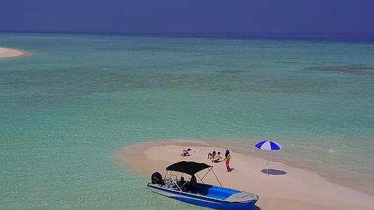 白色沙背景的深蓝色海平面海岸海滩假日异国风景在空中观看视频的预览图