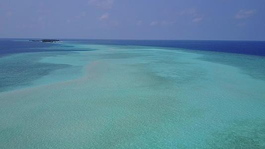 热带岛屿海滩全景由蓝水和清洁沙土背景组成视频的预览图