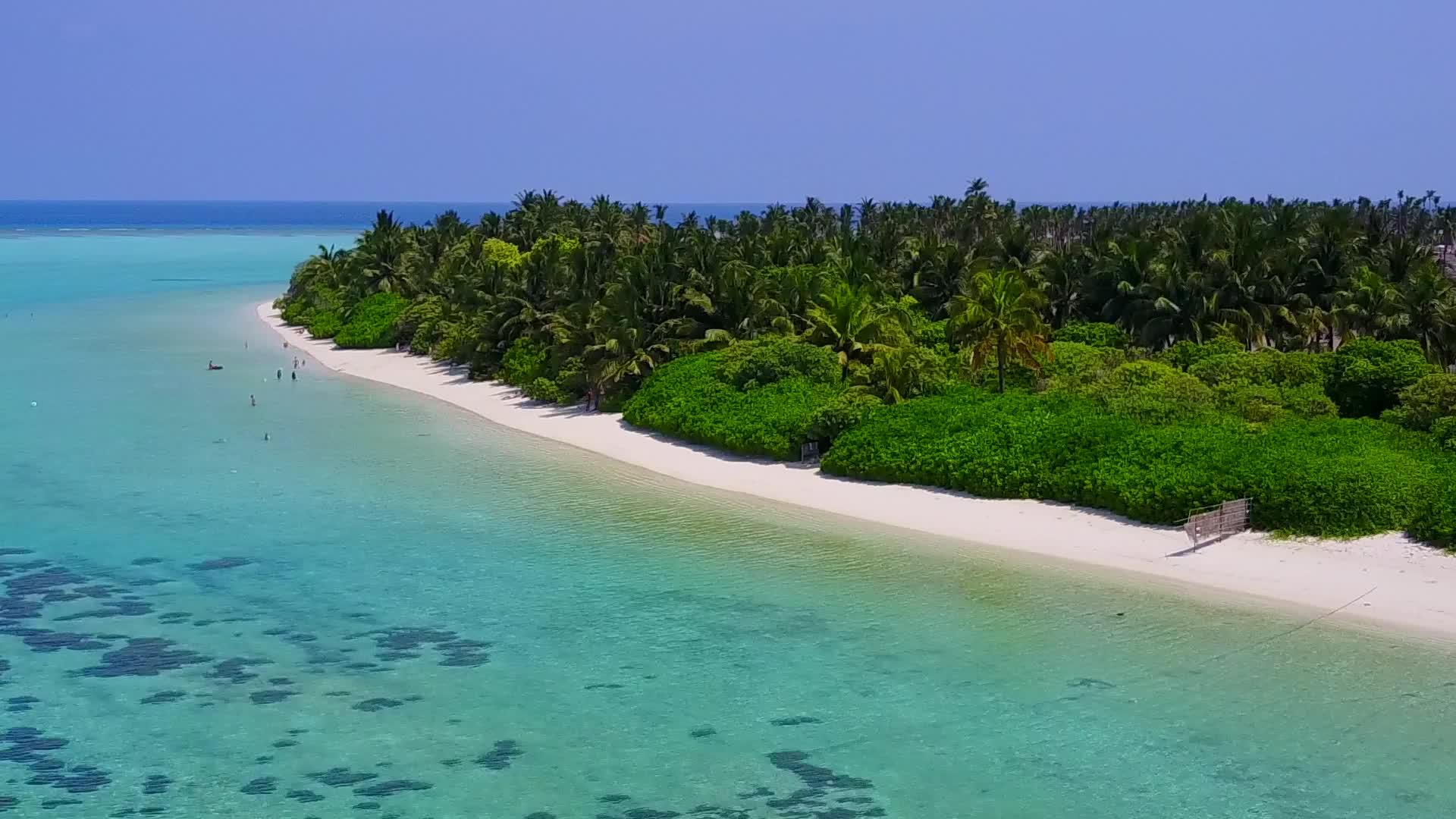 海滨海滩时间无人机旅行由蓝绿海和白沙背景视频的预览图