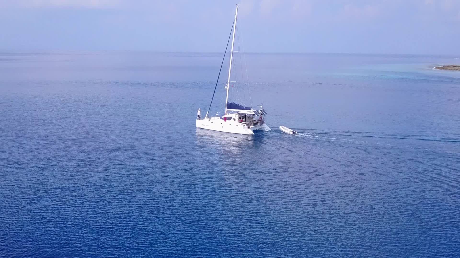 蓝海以白沙为背景观赏豪华海滩度假视频的预览图