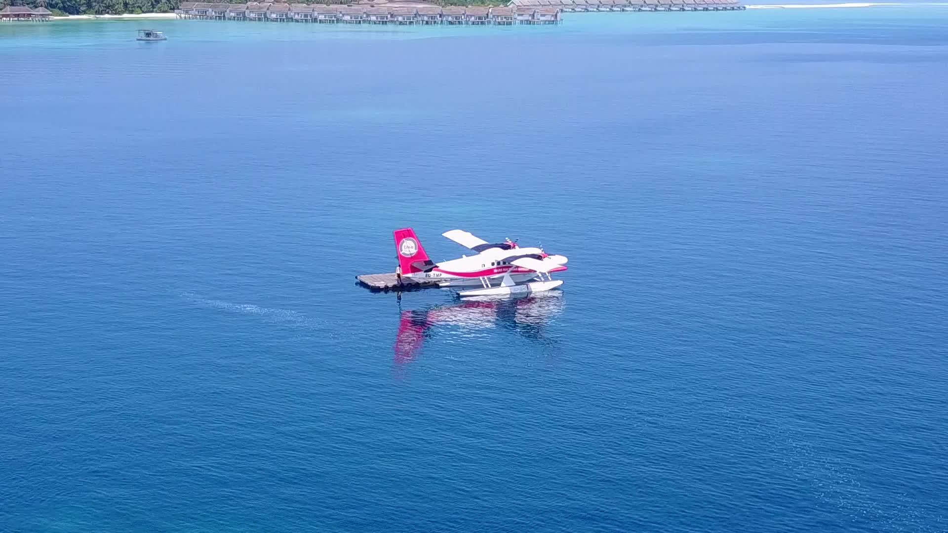 白沙背景蓝海热带海滩航行无人机空中摘要视频的预览图