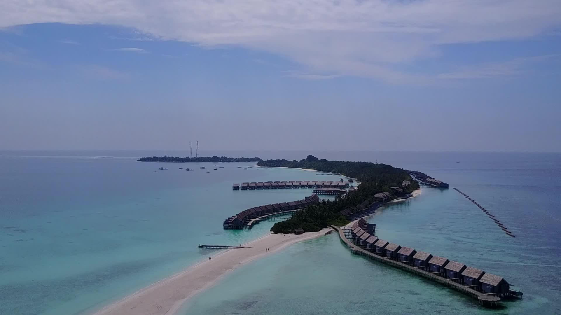 白沙背景蓝水完美海岸海滩航行无人机空中旅行视频的预览图