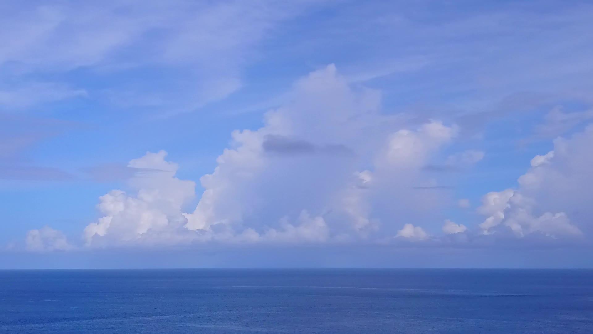 白沙底浅环礁湖到海洋岛屿海滩度假无人驾驶飞机空中视频的预览图