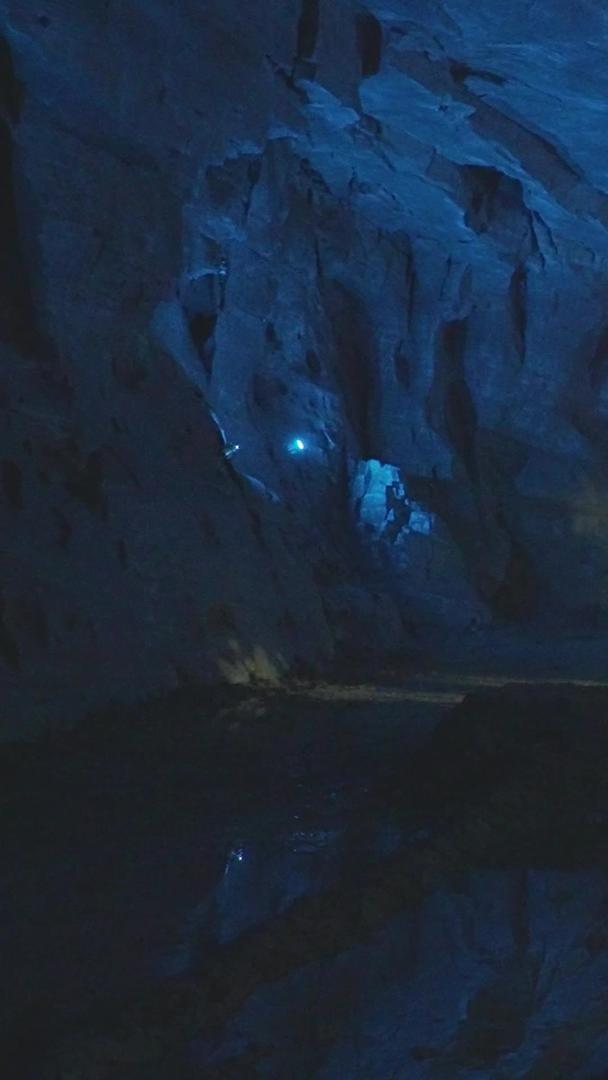 腾龙洞游客湖北恩施利川5A级旅游景区地下隧道素材视频的预览图