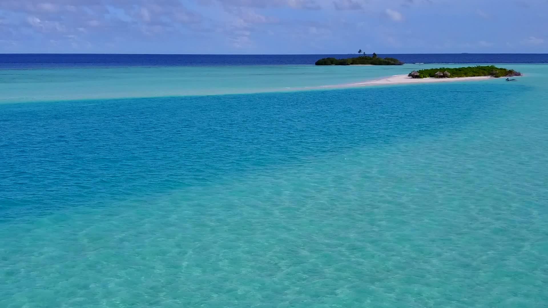 空中无人驾驶利用白沙背景浅水进行天堂海滩度假视频的预览图