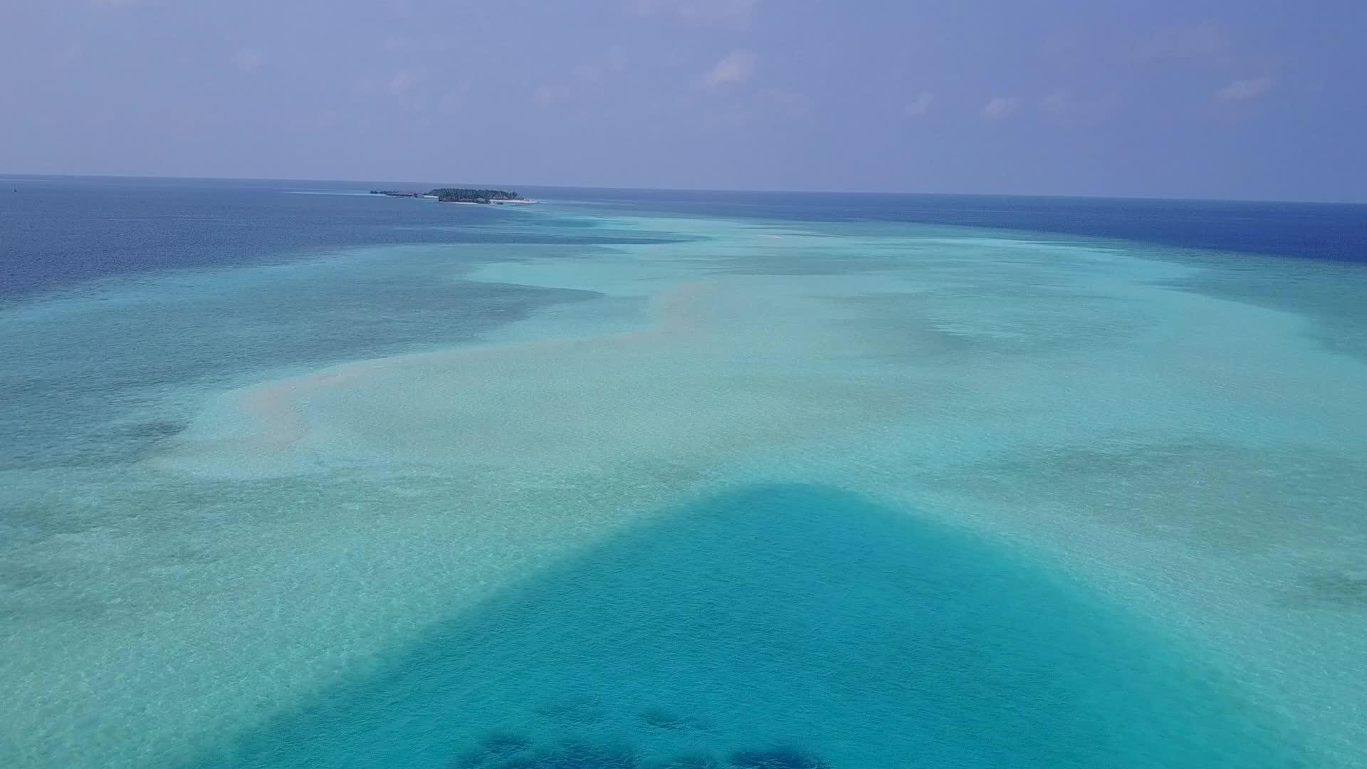 以环礁湖清澈、沙土背景明亮为例自然放松度假胜地视频的预览图