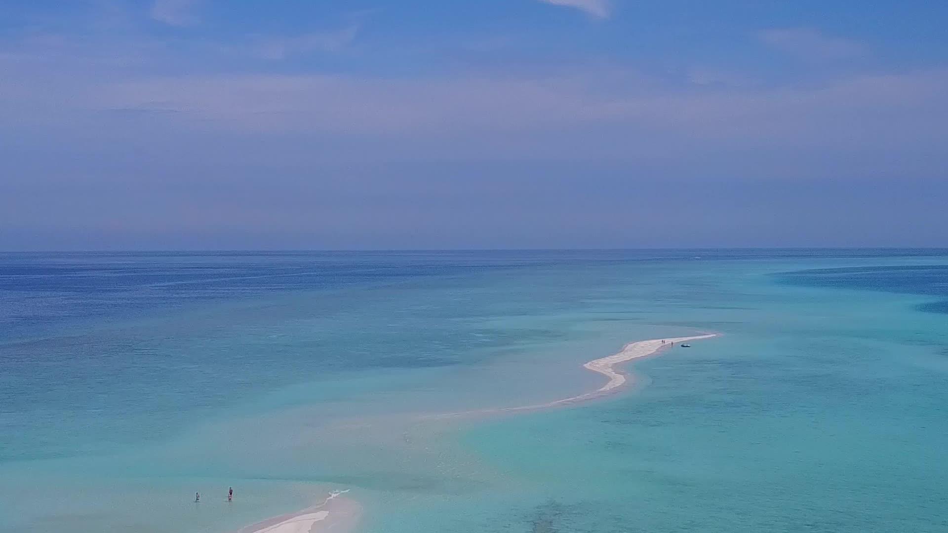 蓝色海洋和白色海滩背景的海滨海滩时间景观视频的预览图