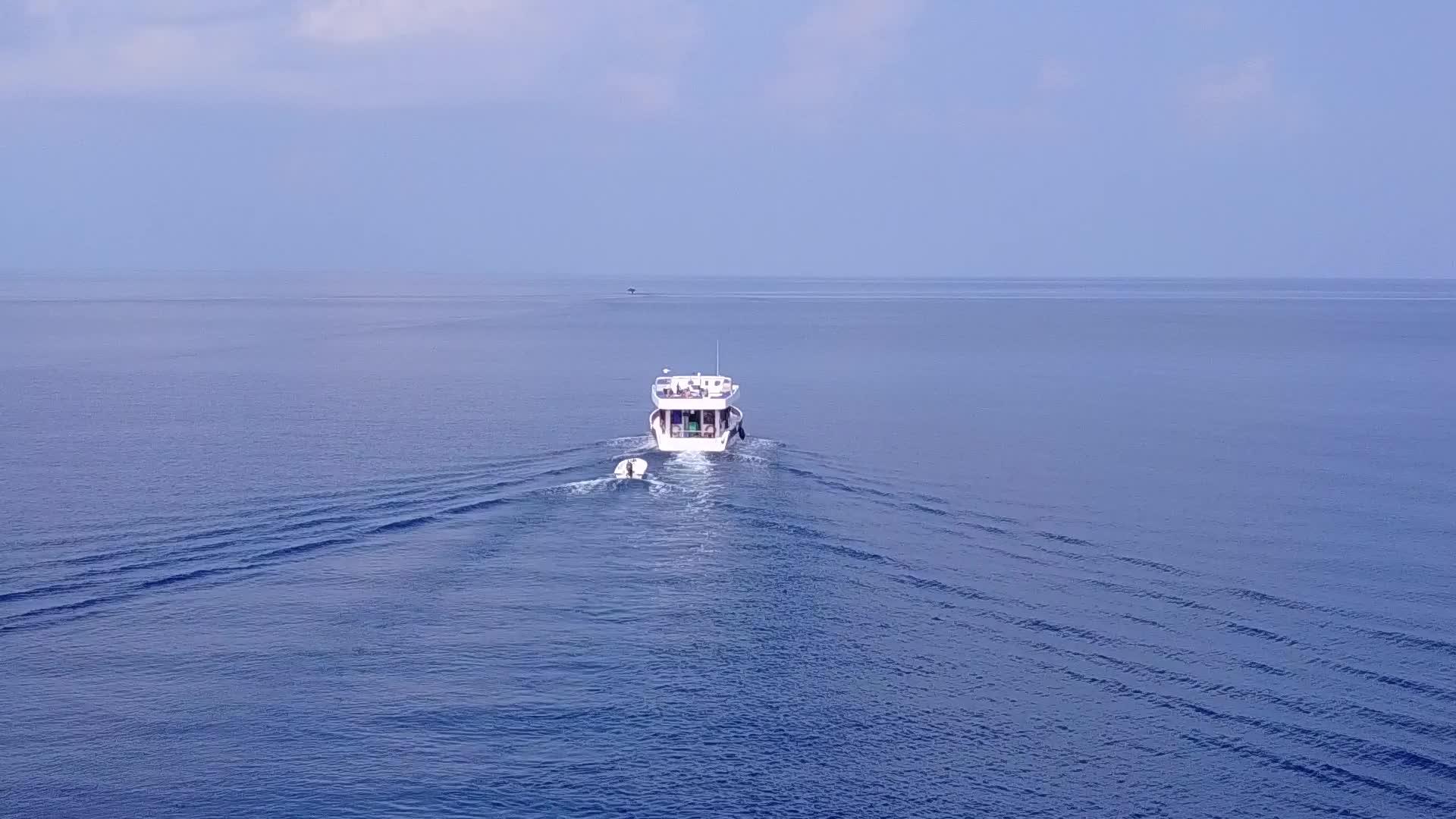 在浅海和白沙的背景下海滩空中旅游视频的预览图