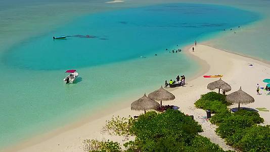 热带海滨海滩冒险以蓝水和白沙为背景视频的预览图