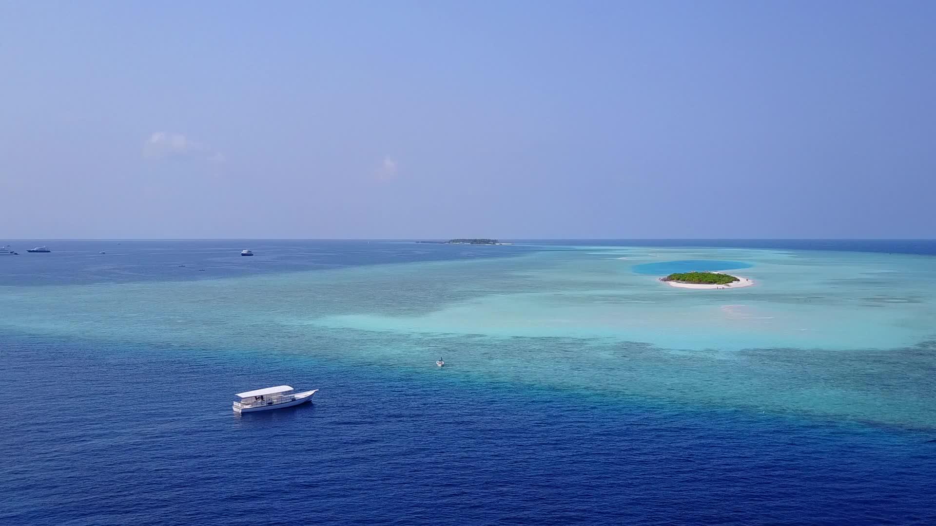 清洁沙土背景的海平面蓝海是一个豪华的岛屿海滩假日视频的预览图