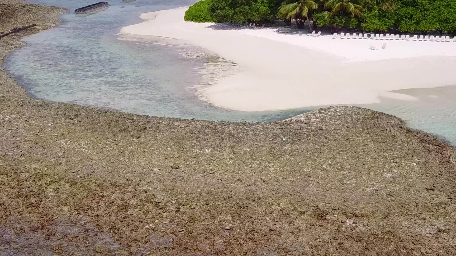 白沙背景透明泻湖热带海景海滩之旅无人机空中摘要视频的预览图
