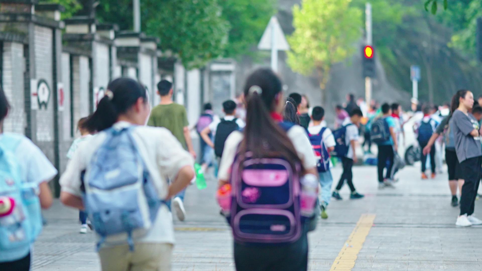 4k小学生上学放学后背影读书视频的预览图