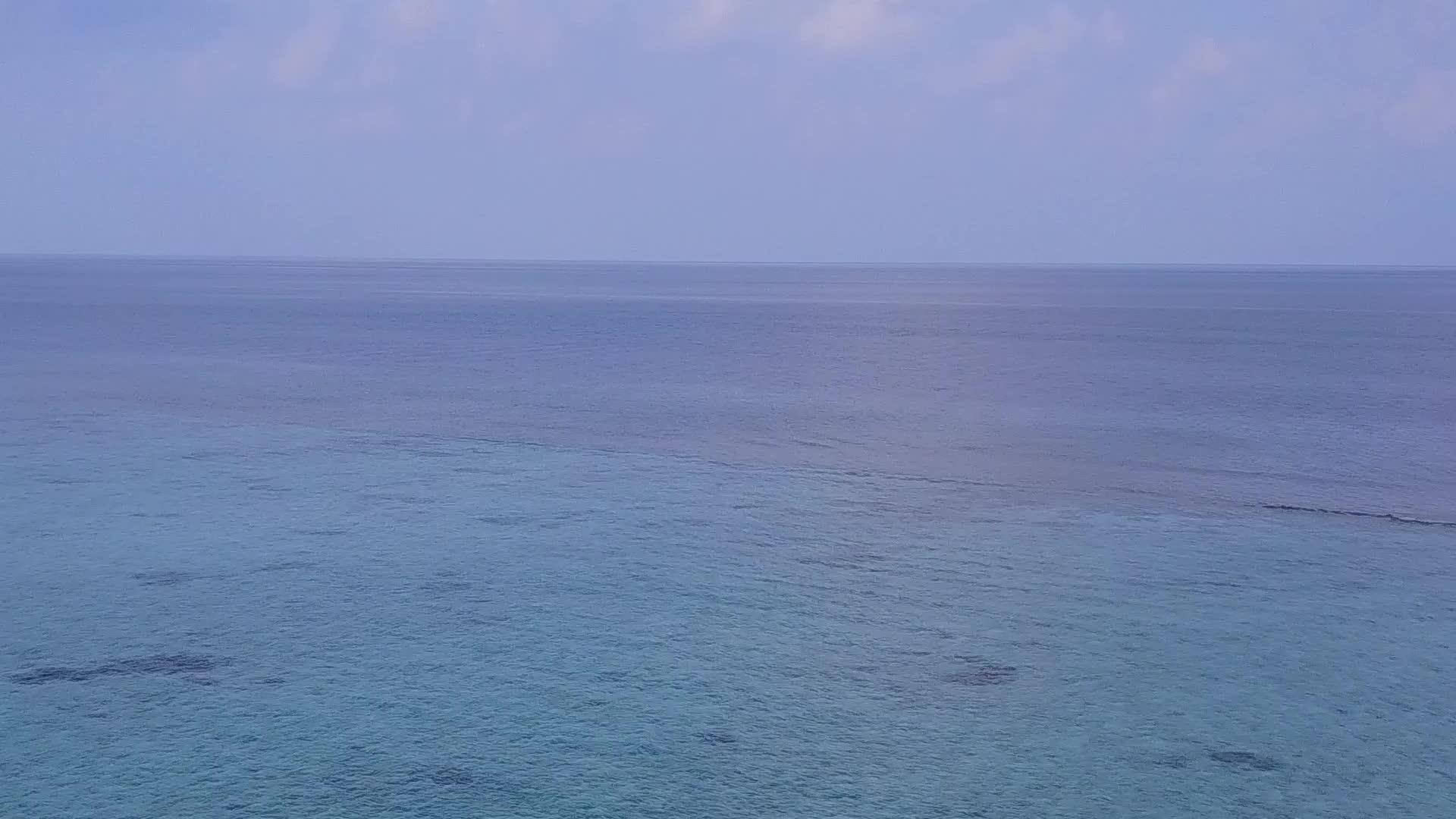 蓝绿色海洋和白色海滩背景下田园诗般的海滩之旅视频的预览图