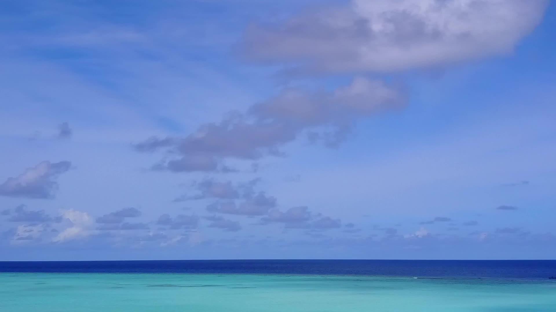 海滩航道以蓝海和白沙为背景以水和蓝海为航程面向天堂度假胜地视频的预览图
