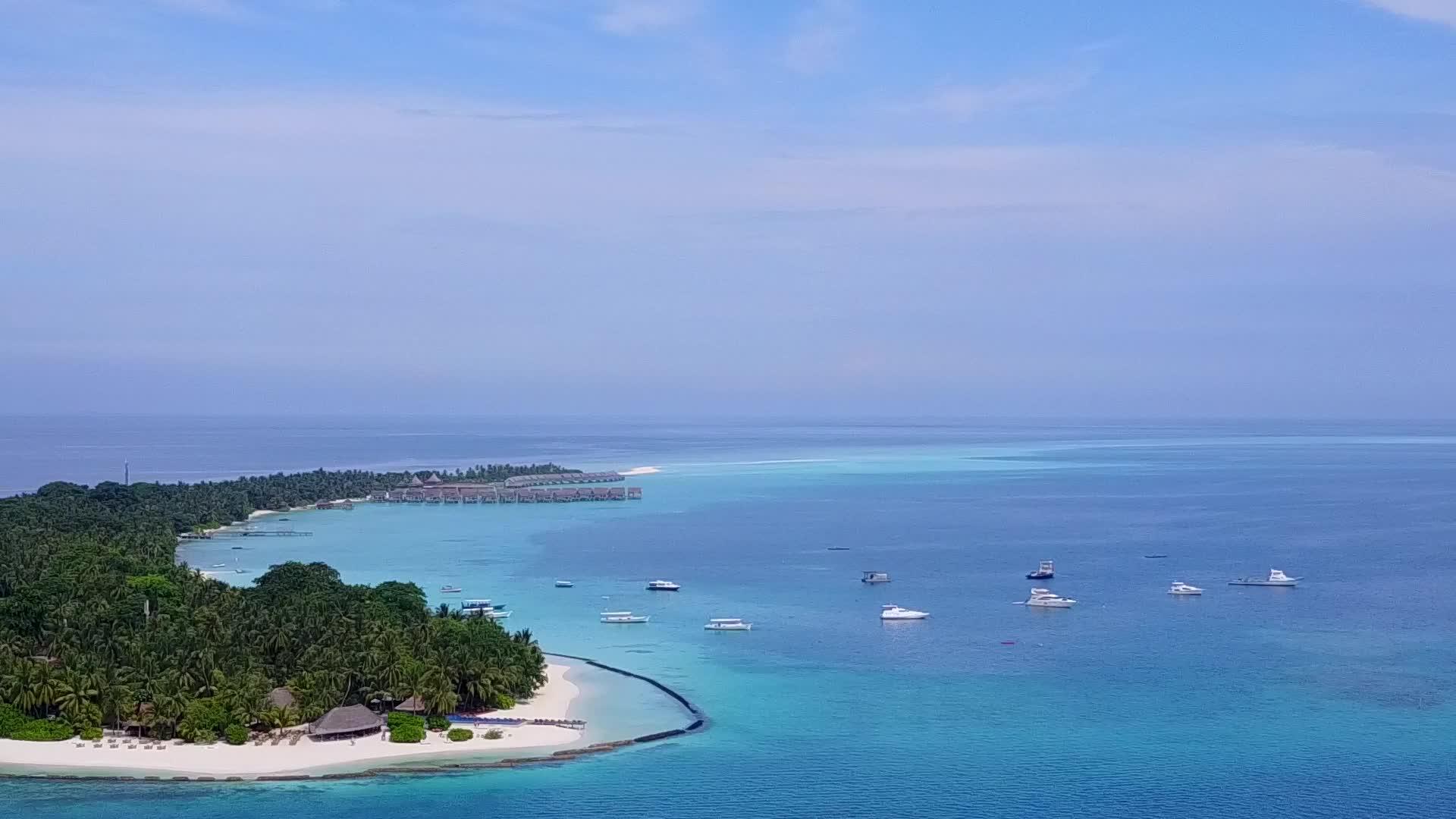 在蓝水和白沙的背景下天堂度假村海滩度假的空中无人机旅游视频的预览图