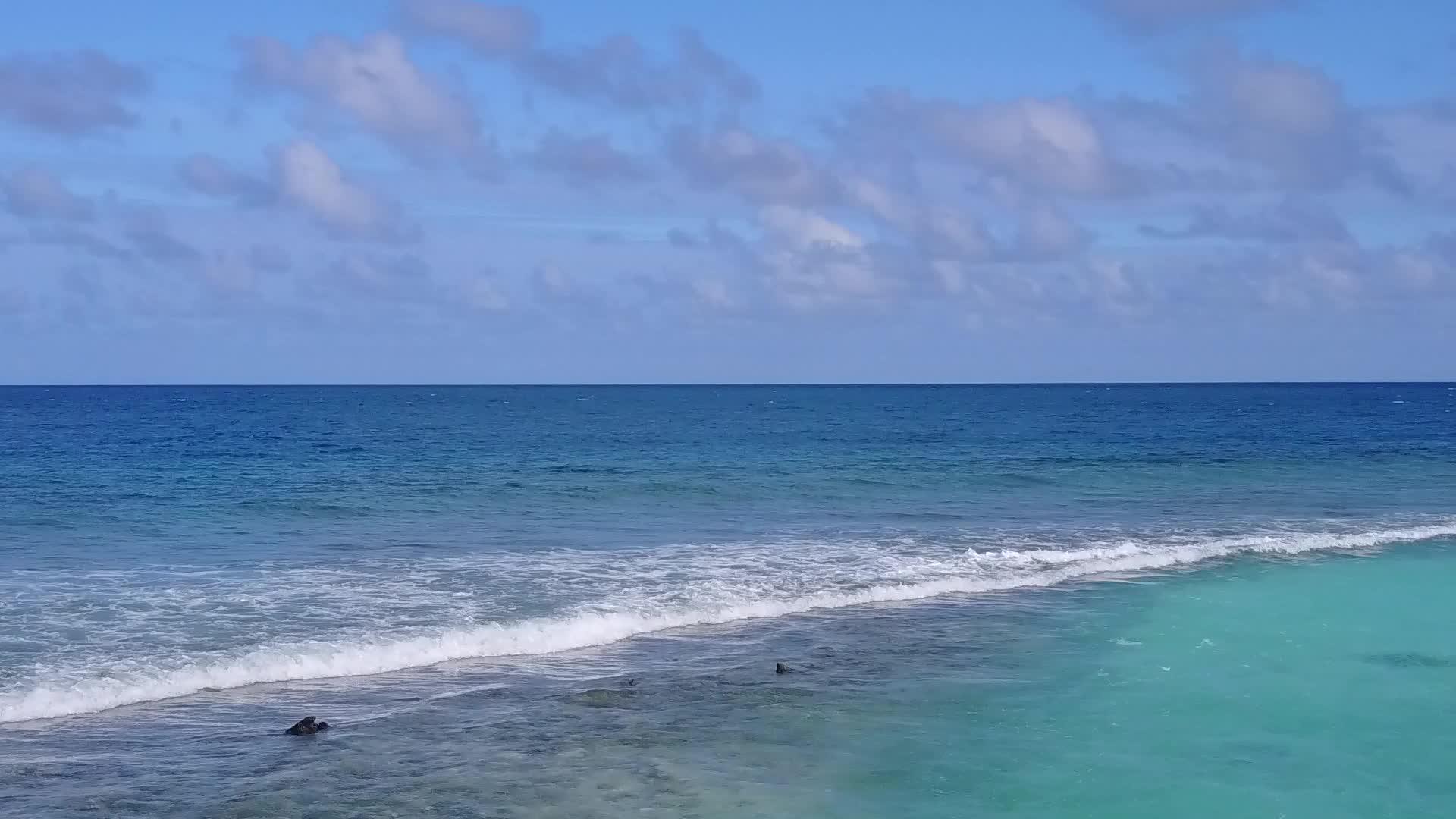 白沙的背景是水蓝色的海洋豪华的海岸海滩野生动物的空气性质视频的预览图