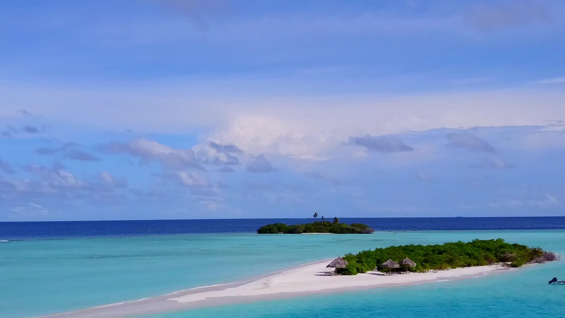 热带无人驾驶无人驾驶由浅水和浅沙背景浅水旅行视频的预览图
