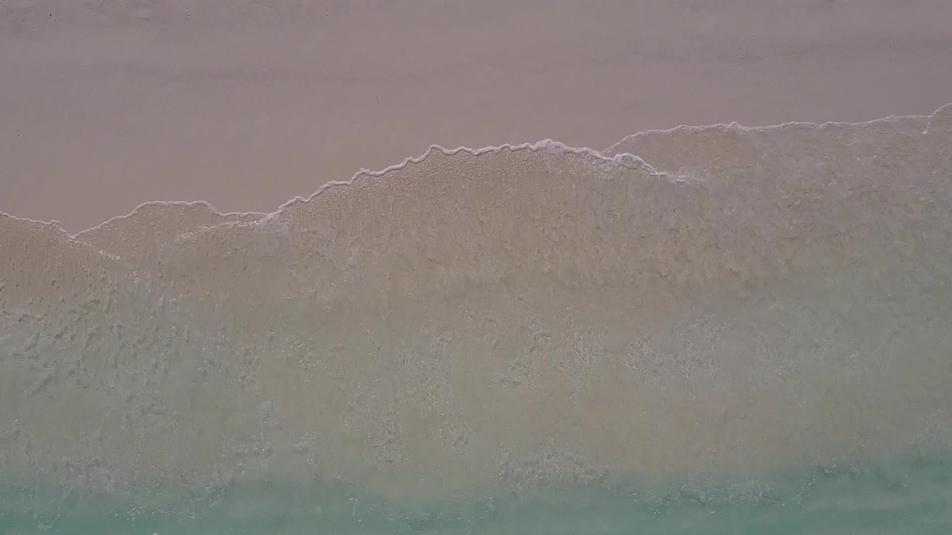 以白色沙滩背景的蓝色海水为例在海滩度假日观赏完美的海景视频的预览图