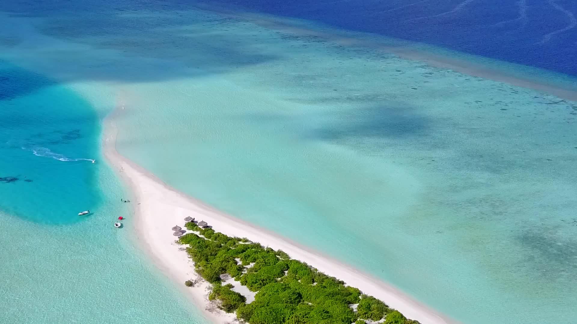 在蓝海和明亮沙滩的背景下空中无人机在田园诗般的海景海滩上航行视频的预览图