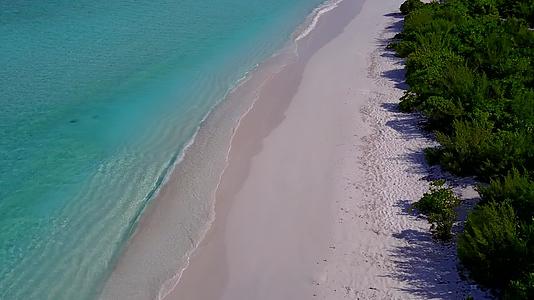 豪华海滨海滩度假区在透明海和白沙的背景下空中无人机全景视频的预览图