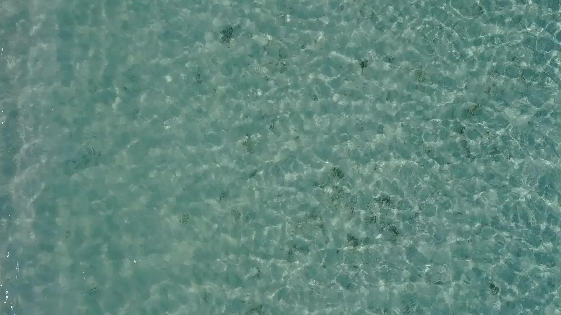 以清澈的环礁湖和白色的沙滩背景为例视频的预览图