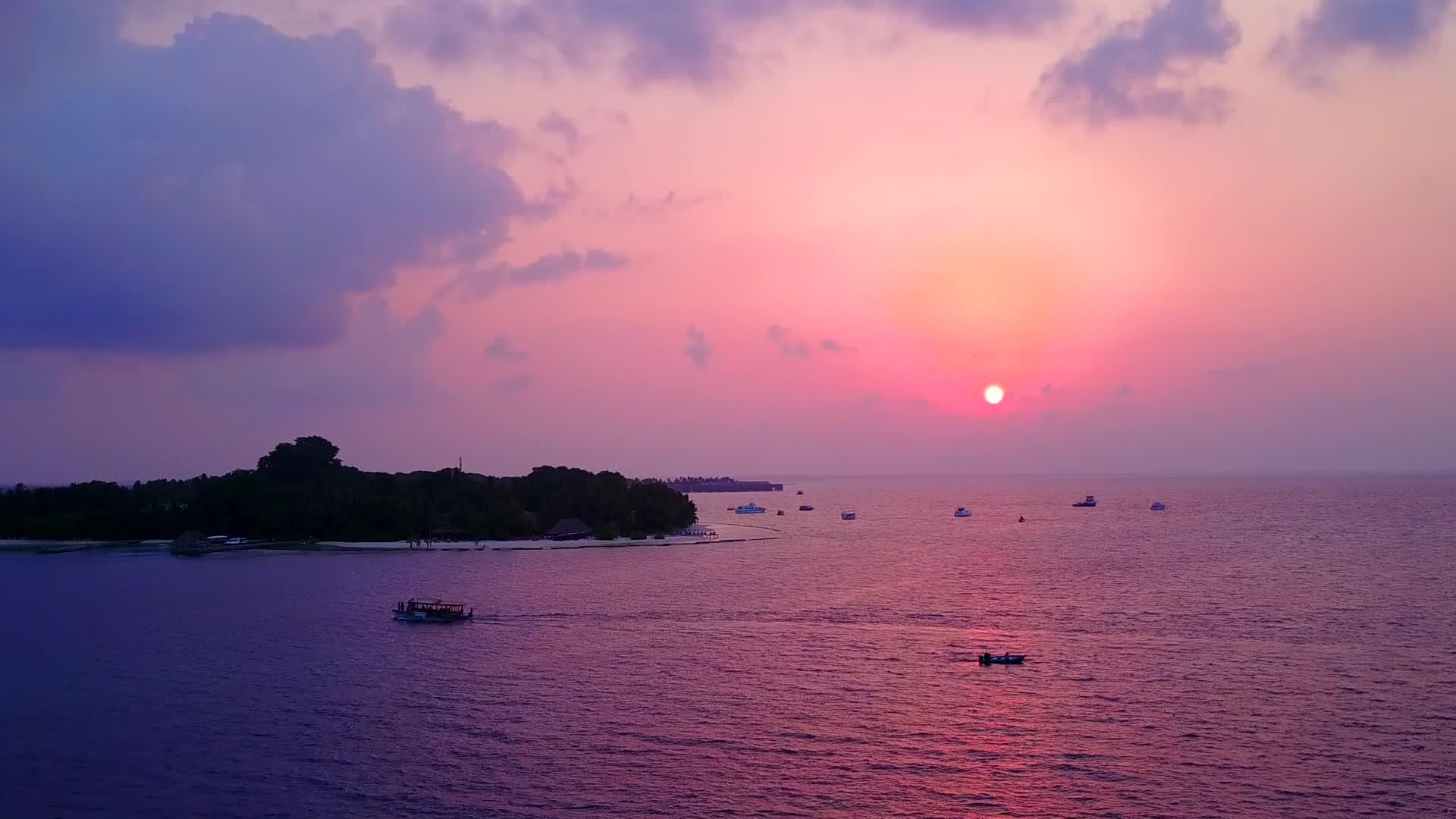 美丽的海景海滩时间空中的天空从清澈的海洋有白色的沙子视频的预览图