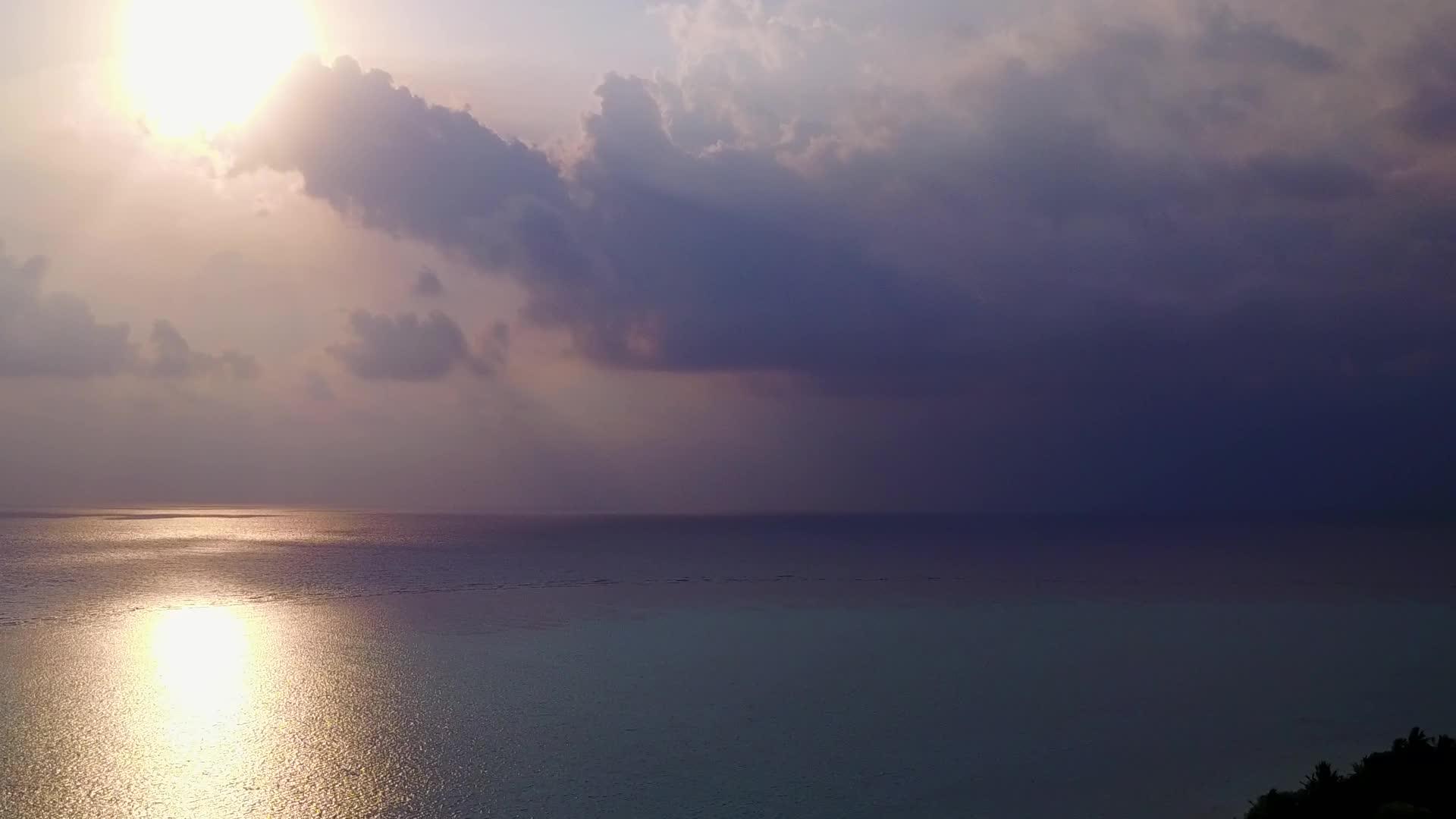 利用蓝海和白沙背景的海滨时间开展海洋观光旅游活动视频的预览图