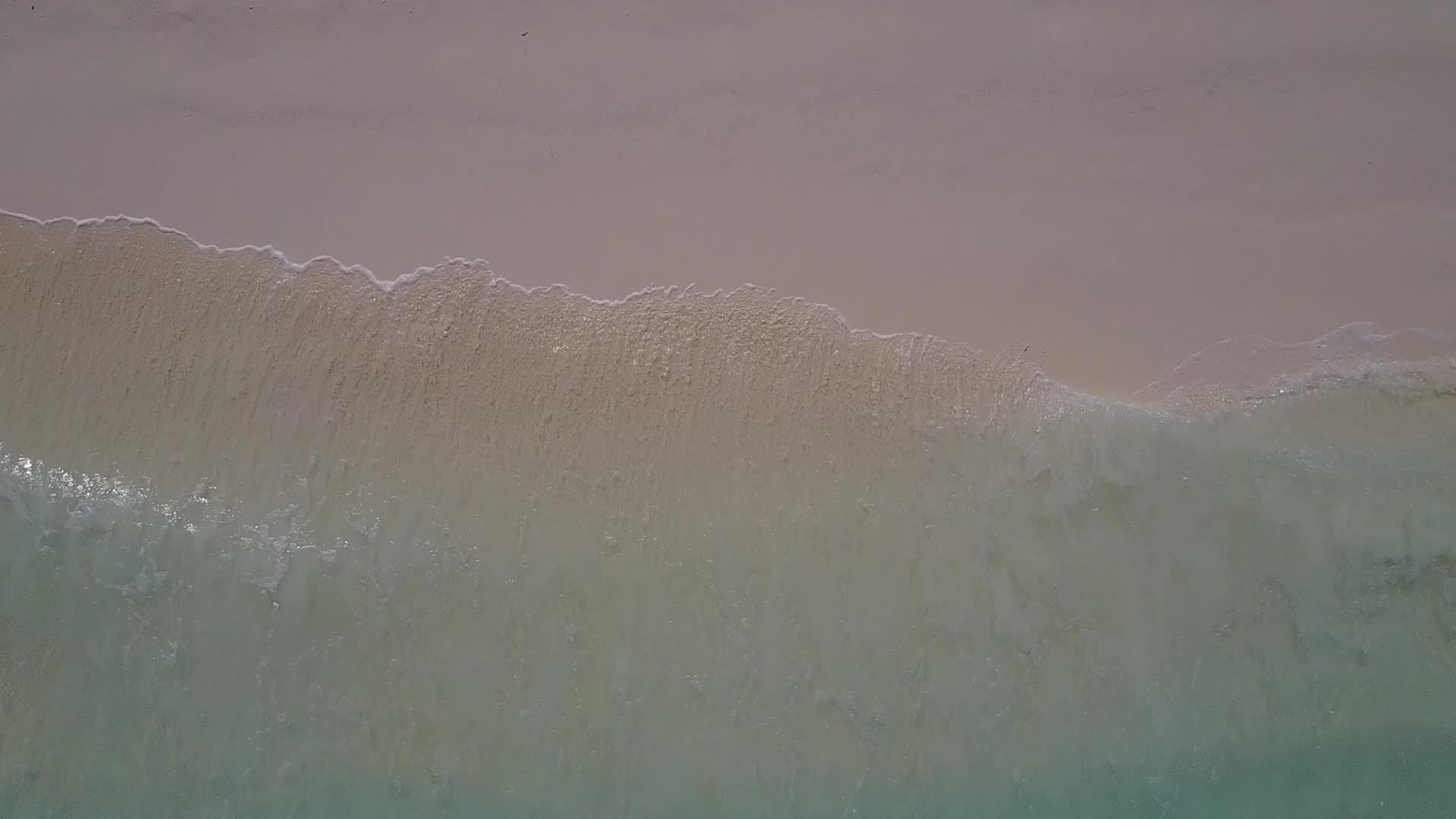 宁湾海滩假日无人驾驶飞机以清海和白沙为背景视频的预览图