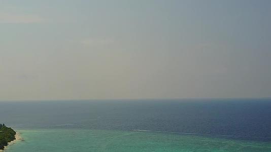 以蓝海和白色沙滩为背景放松旅游海滩假日的空抽象内容视频的预览图