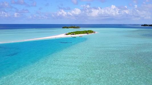 蓝色环礁湖以明亮的海滩背景为例其空中无人驾驶飞机场景视频的预览图