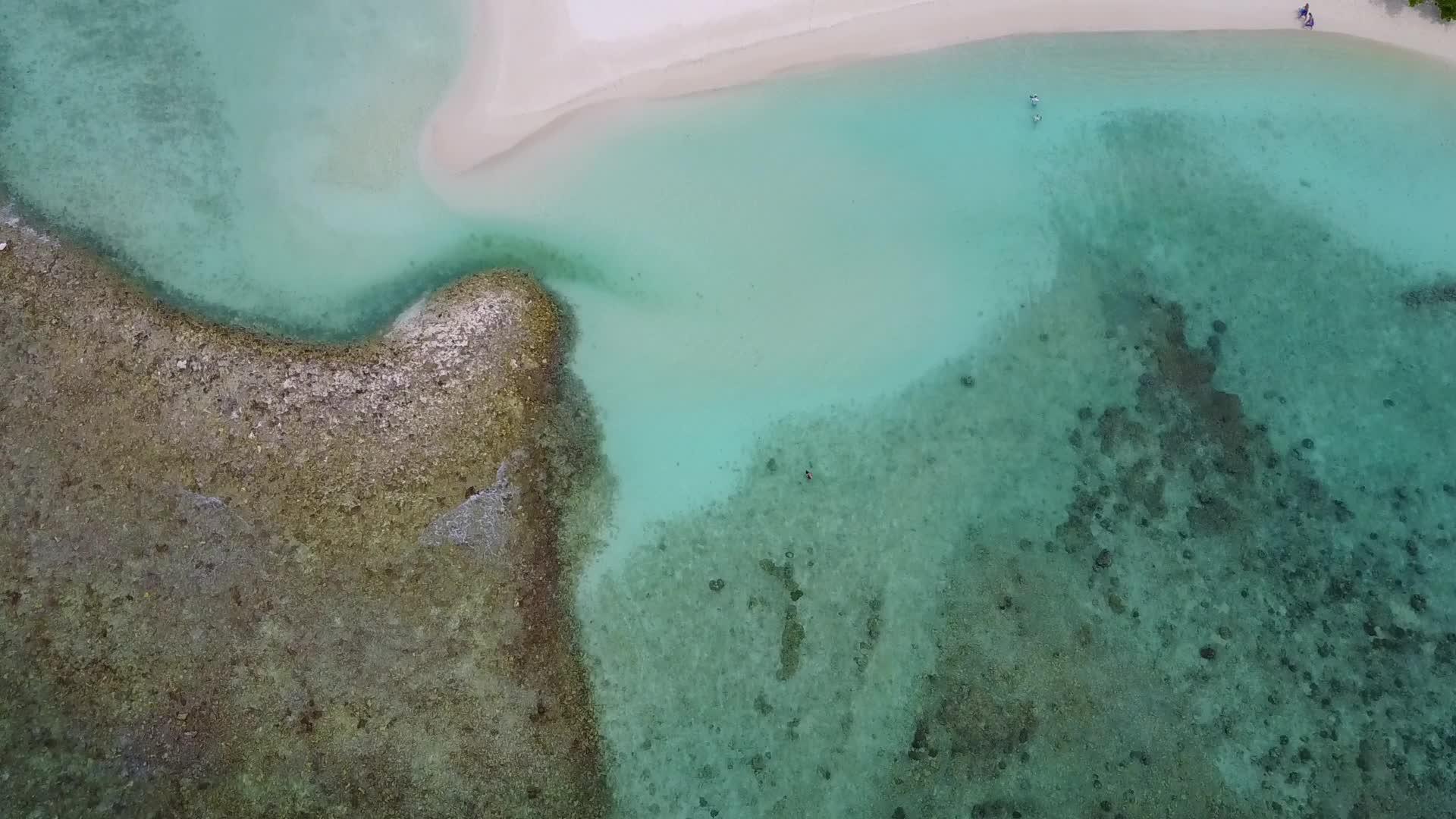 白沙背景蓝海田园诗海景海滩航行无人机海景视频的预览图