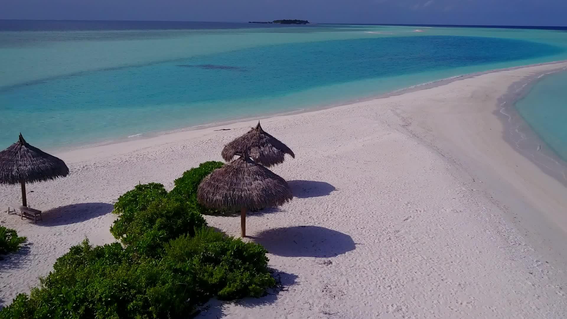 以蓝海和白沙为背景观赏热带岛屿海滩假日的热带海景视频的预览图
