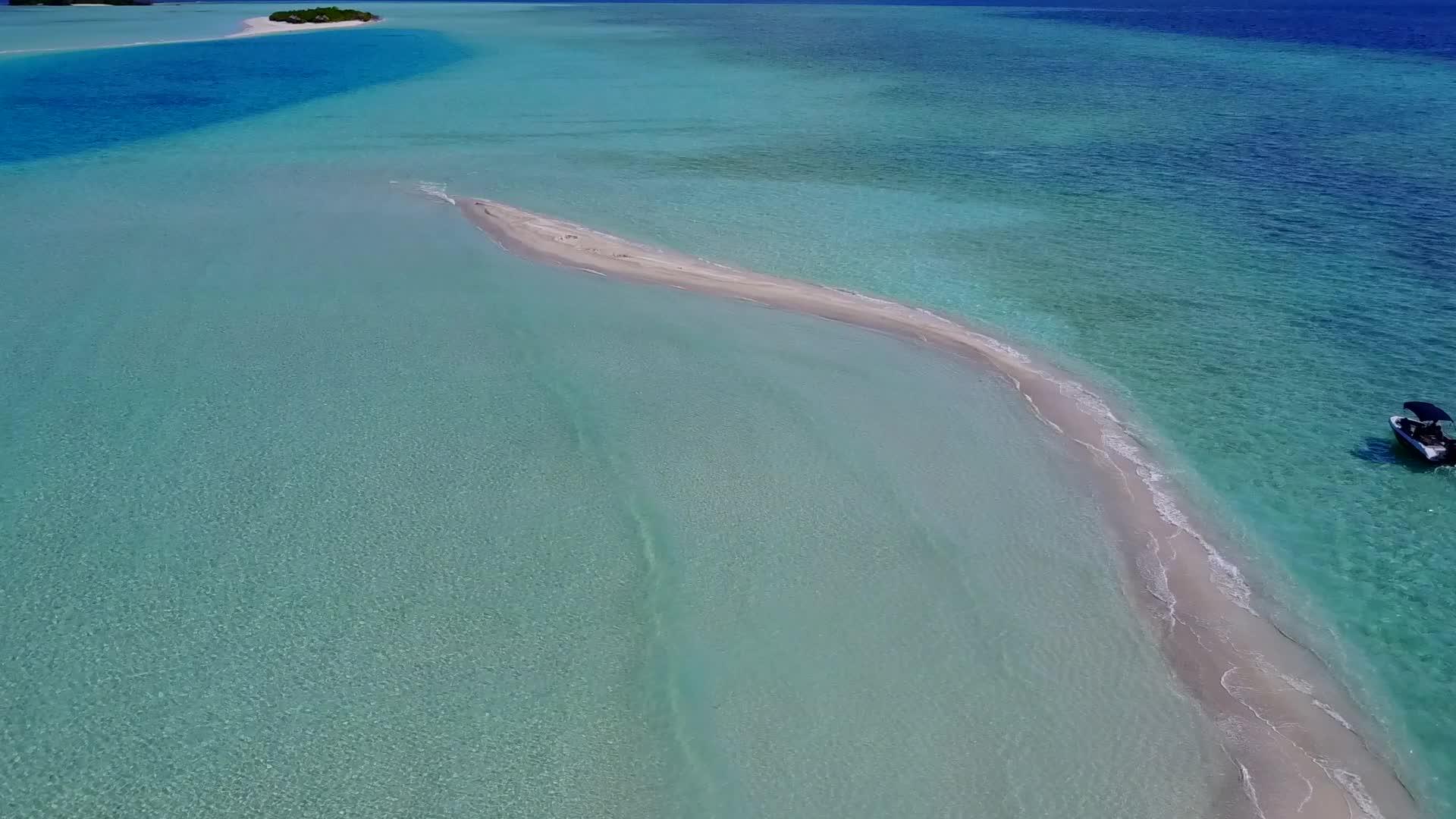 蓝绿海白沙背景美丽海滩度假无人机旅行视频的预览图