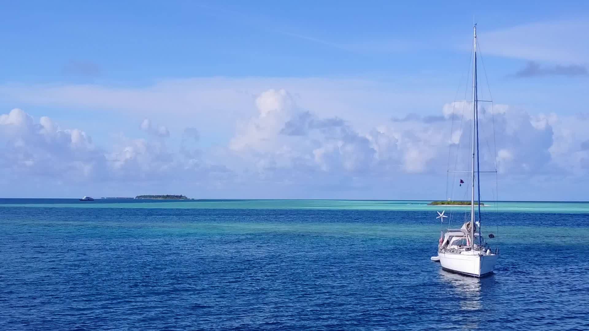 白沙背景蓝海天堂泻湖海滩度假无人机空中风景视频的预览图