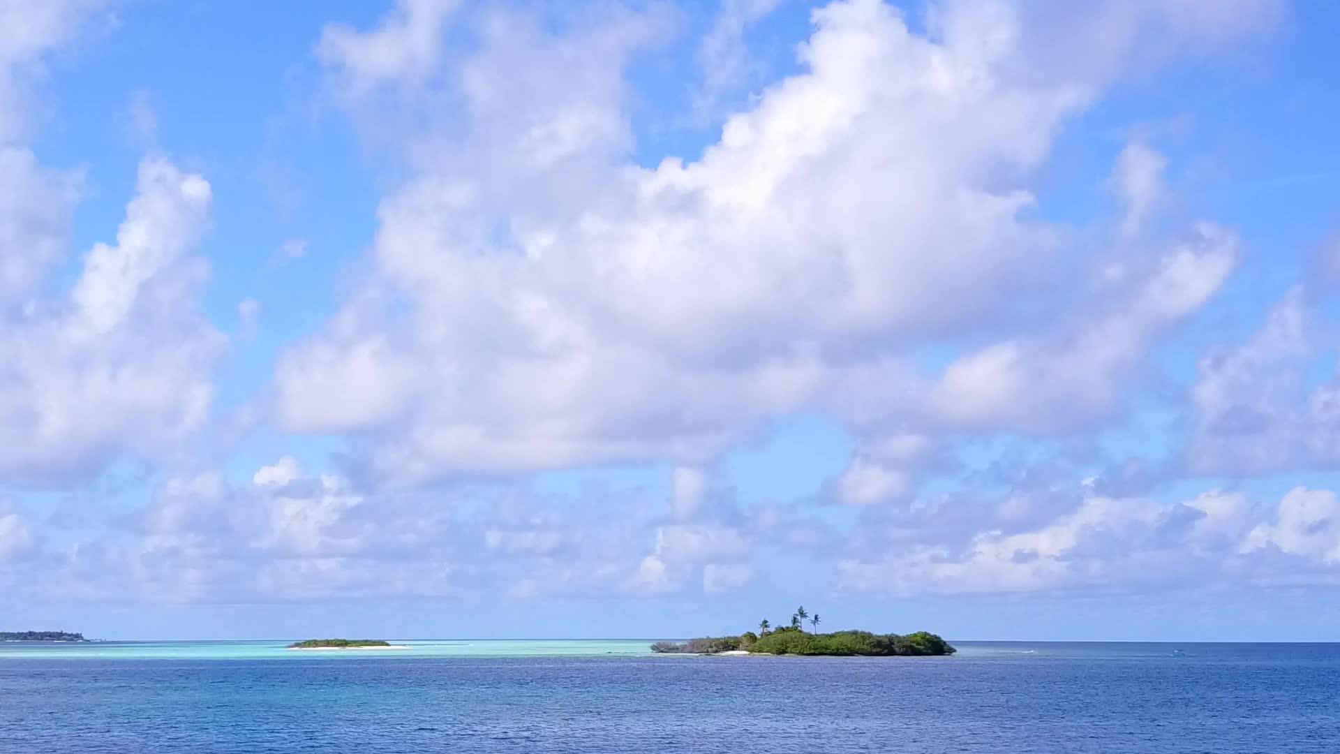 蓝环礁有白色沙子背景的蓝蓝色环礁湖放松岛海滩冒险视频的预览图