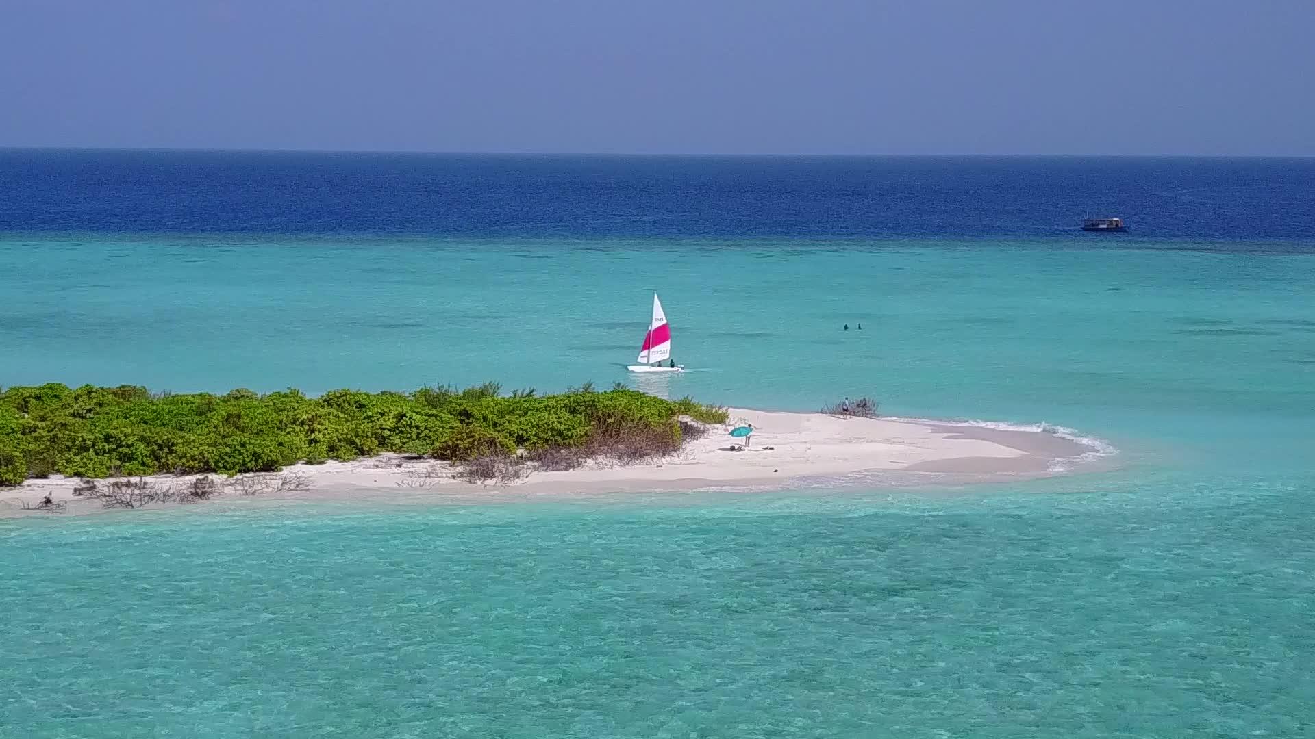 白沙背景蓝色泻湖海景海滩探索无人机景观视频的预览图
