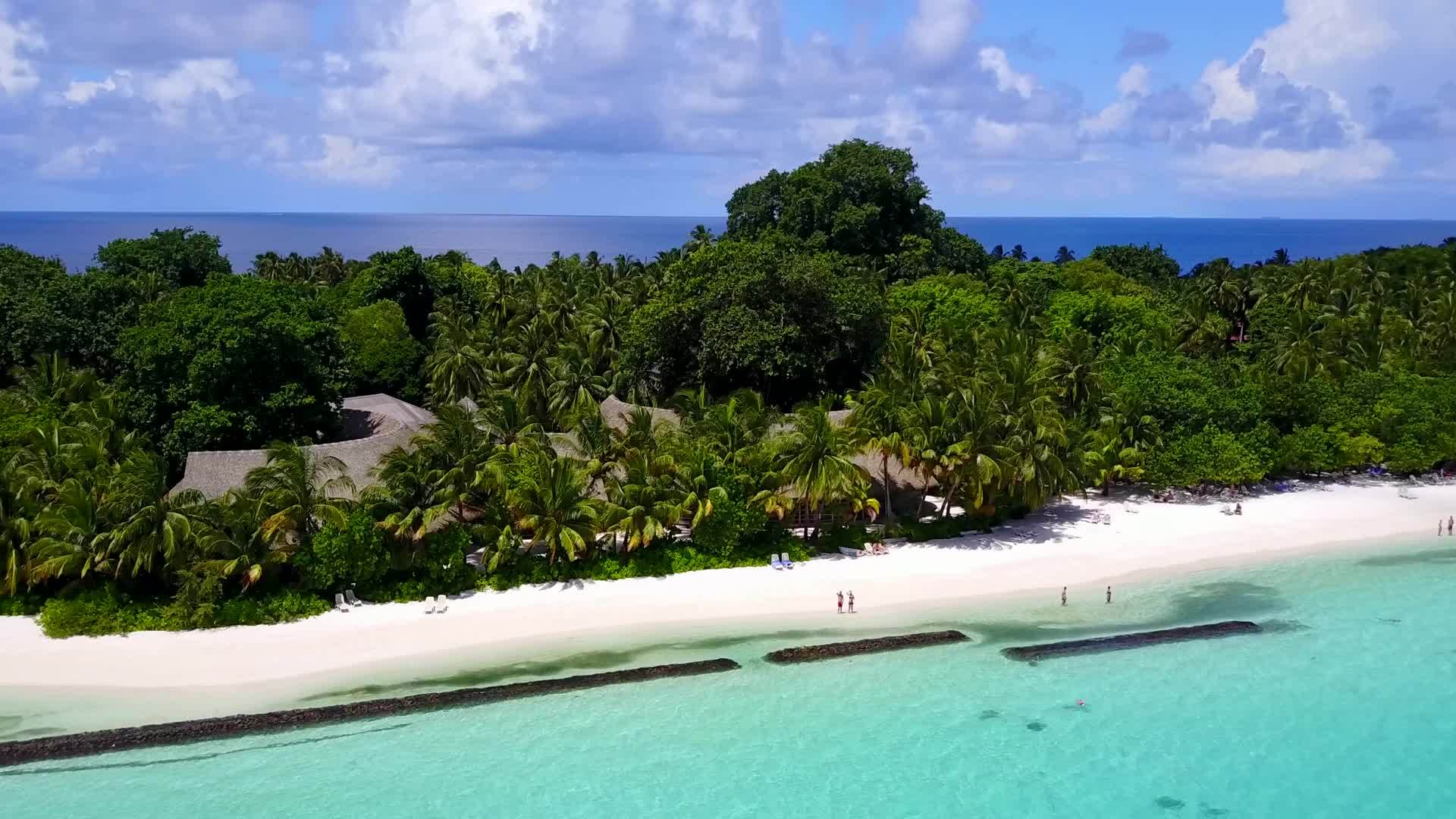 海岸海滩间歇性使用蓝绿水和白沙背景的蓝绿水视频的预览图