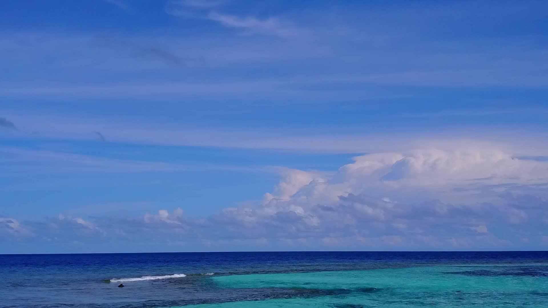 天堂海岸海滩生活方式以绿色海洋和白色沙尘为背景视频的预览图